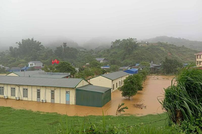 Ban Suoi Lin, xa Van Ho bi ngap sau, nhieu ho phai di roi do dac den noi an toan. Anh: Nhat Minh