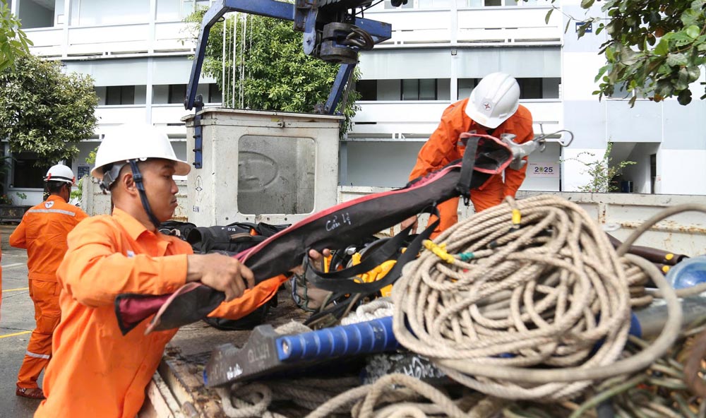 La Societe generale d'electricite du Centre (EVNCPC) mobilise pres de 350 personnes pour soutenir rapidement Quang Tri et Ha Tinh apres la tempete n° 10. Photo : Ngoc Thach