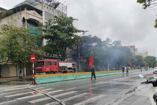짜리동 화재로 인한 화재 확산을 적시에 막았습니다. 사진: 흥옌성 공안