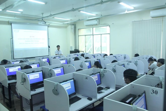 En 2027 se organizara el examen de graduacion de la escuela secundaria superior en computadora en los puntos que cumplan las condiciones. Foto: Chan Phuc