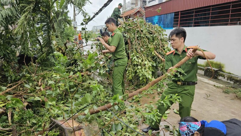 간부와 군인들이 폭풍우 후 교통 흐름을 보장하기 위해 급히 청소하고 있습니다. 사진: 흥옌성 공안