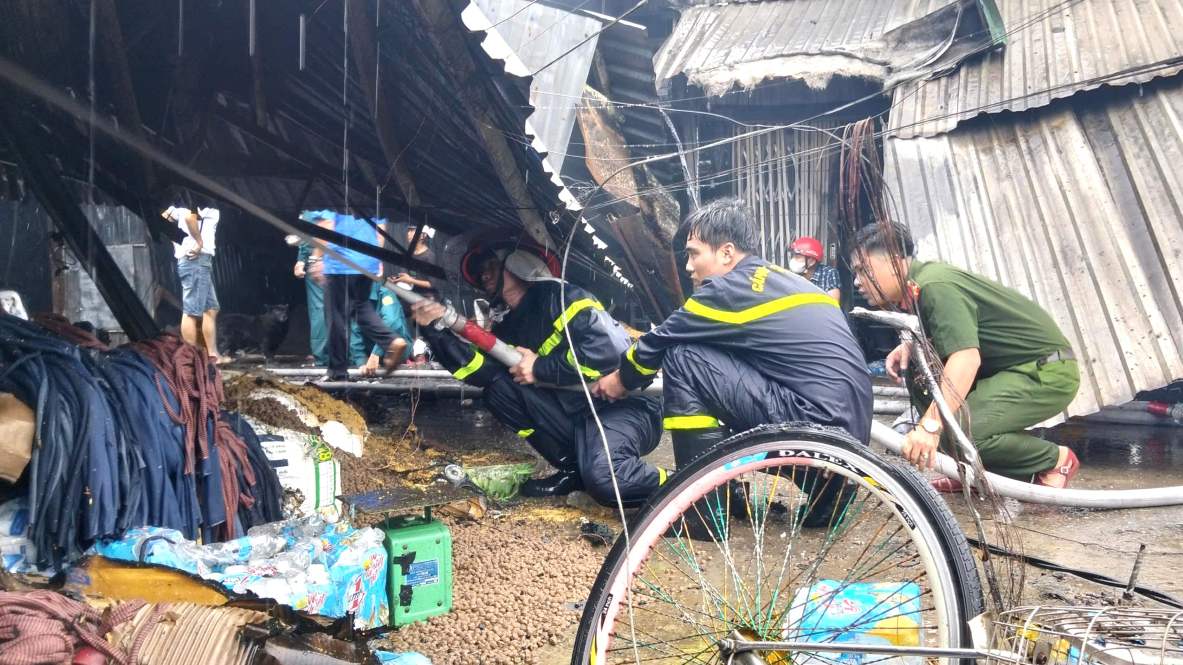 Incendio en el mercado: la obsesion de muchos pequeños comerciantes en Ca Mau. Foto: Tran Chuyen