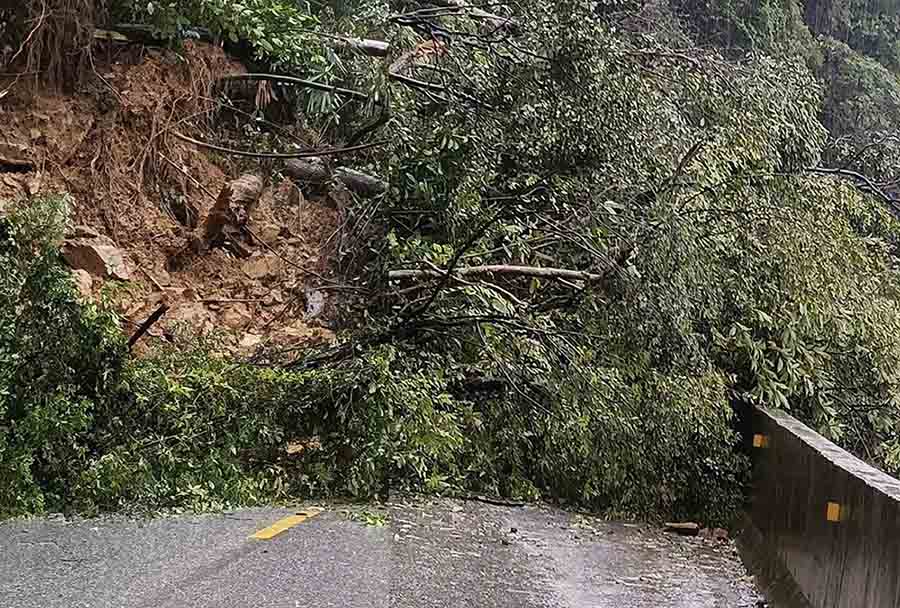 National Highway 8A was previously blocked by landslides and has now been cleared. Photo: Ha Tinh Police.