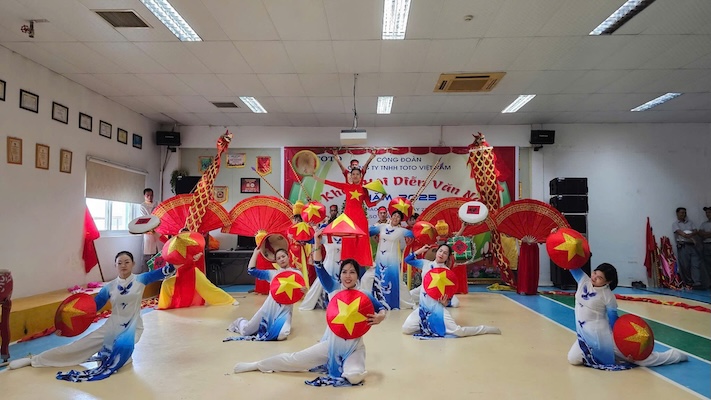 TOTOベトナム有限会社芸術公演の予選ラウンドでの労働者のパフォーマンス。写真:トゥー・トゥイ