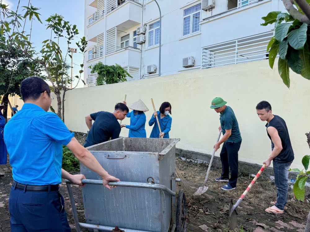 The Hon Gai Coal Company Trade Union organized for union members and workers to participate in general cleaning in workers' collective housing areas. Photo: Thu Huyen