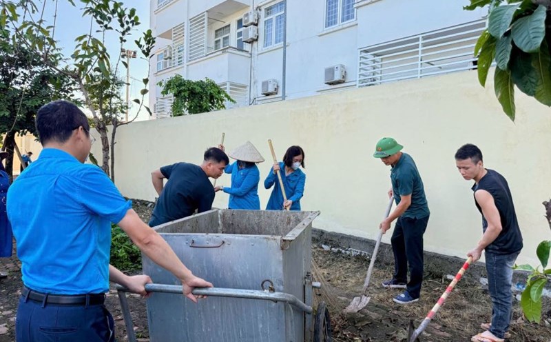 The Hon Gai Coal Company Trade Union organized for union members and workers to participate in general cleaning in workers' collective housing areas. Photo: Thu Huyen