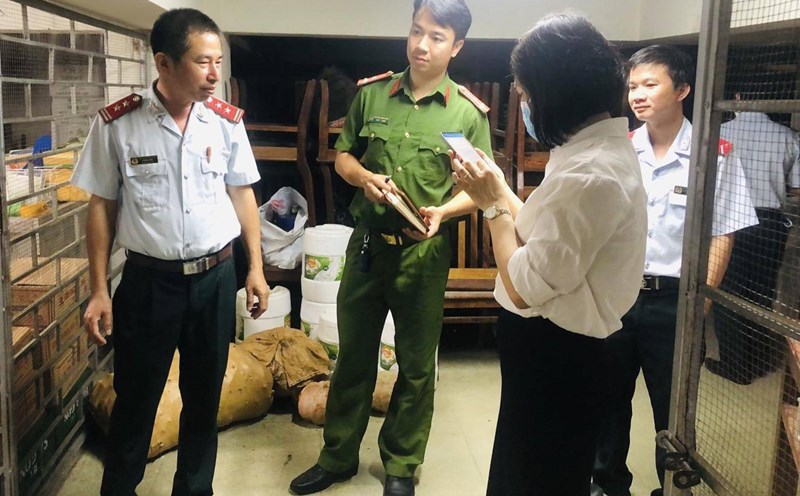 Nghe An authorities check food safety at facilities. Photo: Duc Anh