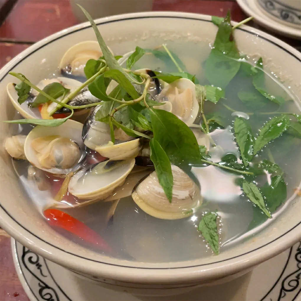 레몬그라스 고추 찐 조개는 많은 가정에서 흔히 먹는 음식 중 하나입니다. 사진: Mai Huong