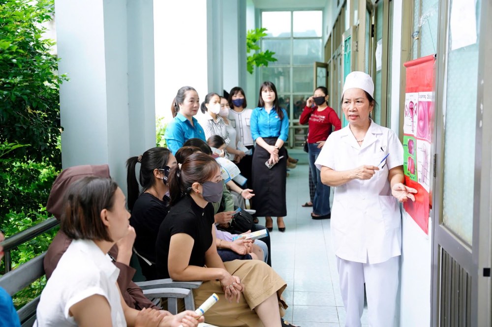 Consulting female workers on reproductive health care. Photo: Thu Hien