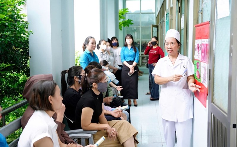 Consulting female workers on reproductive health care. Photo: Thu Hien