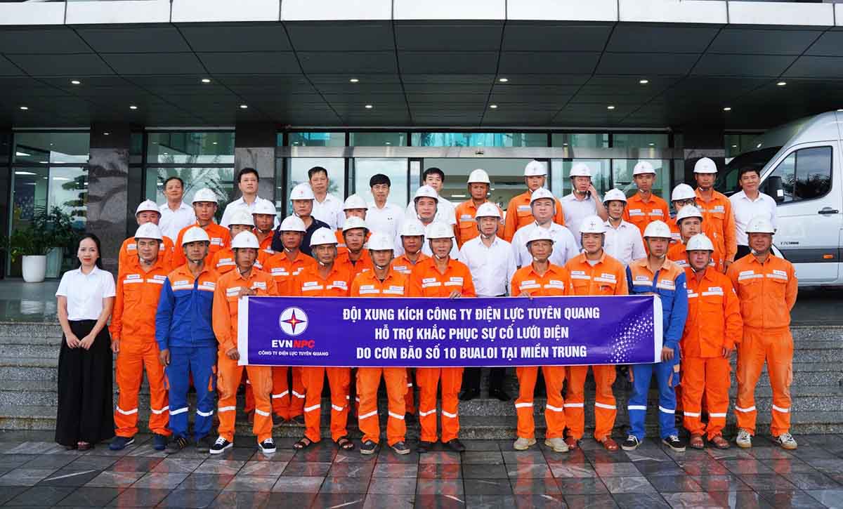 Tuyen Quang Power Company sent staff to support Nghe An Power Company in overcoming the consequences of storm No. 10. Photo: PV.