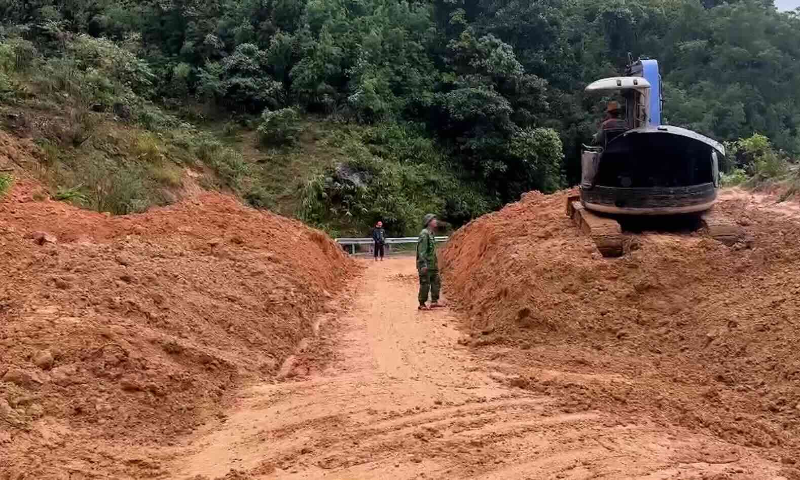 Les glissements de terrain ont divise Ho Chi Minh Road a Quang Tri, surmonte d'urgence. Photo: h.nguyen