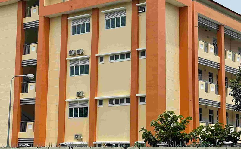The police are verifying and clarifying the case of a male student falling from the 2nd floor to the schoolyard in Binh Duong ward. Photo: Dinh Trong