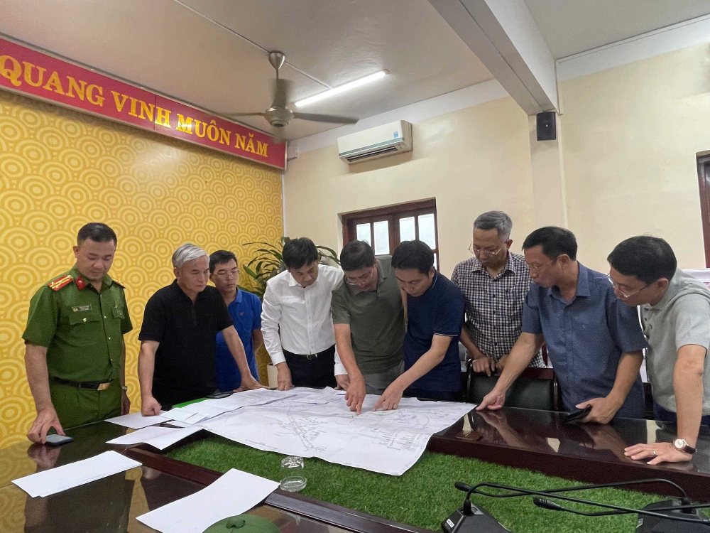 Leaders of Quang Ninh province deploy the work to overcome the methane fire at the coal mine. Photo: Quang Ninh Electronic Information Portal