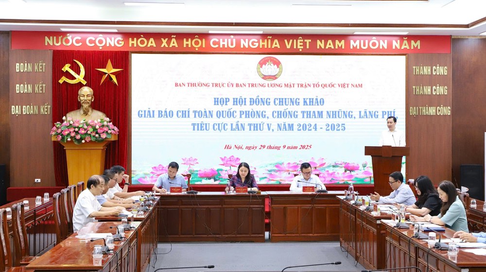 Quang canh cuoc hop Hoi dong Chung khao Giai Bao chi toan quoc phong, chong tham nhung, lang phi, tieu cuc lan thu V, nam 2024 - 2025. Anh: Minh Hien 