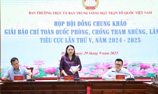 Bà Nguyễn Thị Thu Hà, Ủy viên Trung ương Đảng, Phó Chủ tịch - Tổng Thư ký Ủy ban Trung ương Mặt trận Tổ quốc Việt Nam, Chủ tịch Hội đồng chủ trì cuộc họp Hội đồng Chung khảo Giải Báo chí toàn quốc phòng, chống tham nhũng, lãng phí, tiêu cực lần thứ V, năm 2024 - 2025. Ảnh: Minh Hiển