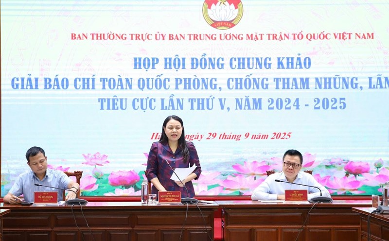 Ms. Nguyen Thi Thu Ha, member of the Party Central Committee, Vice President - General Secretary of the Central Committee of the Vietnam Fatherland Front, Chairwoman of the Council chaired the Final Round of the 5th National Defense Press Award, Anti-Corruption, Wastefulness and Negativity, 2024 - 2025. Photo: Minh Hien