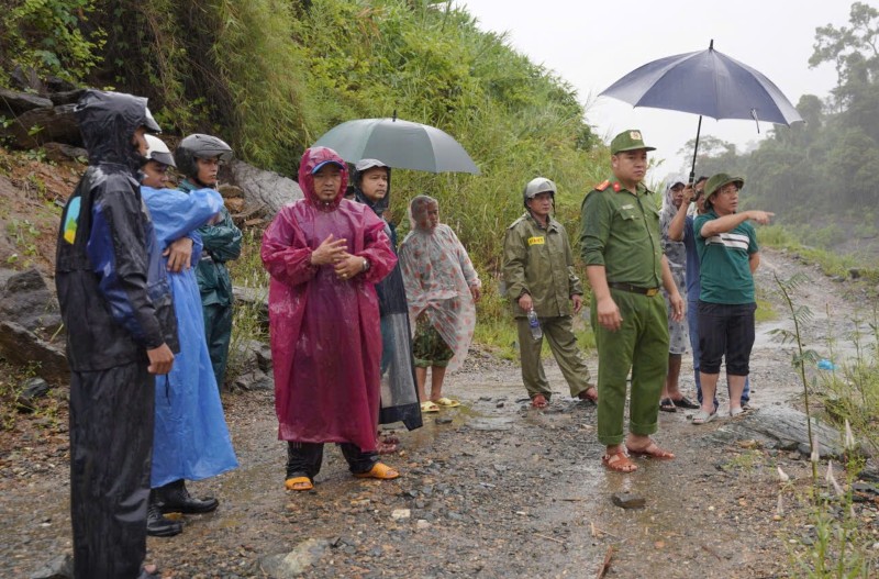 Luc luong chuc nang tim kiem nan nhan bi nuoc lu cuon khi boi qua song o xa Kham Duc, Da Nang. Anh: Truong An