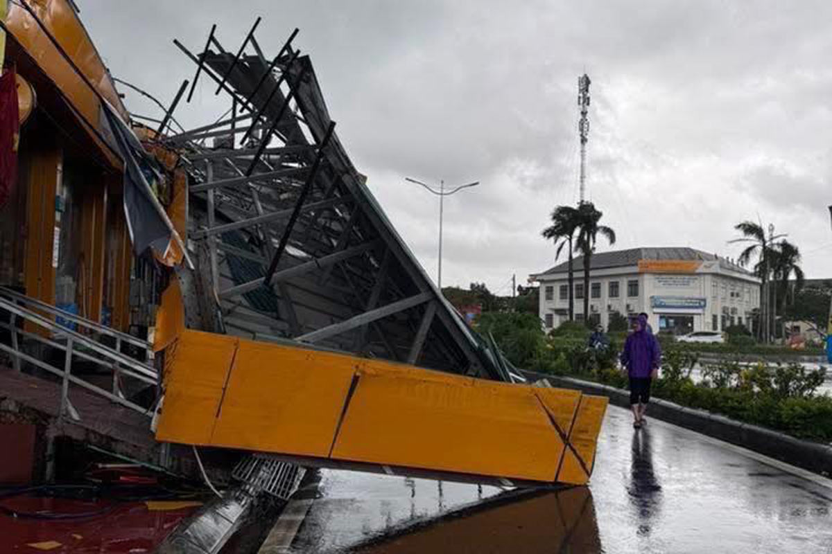 Apres une tornade 1 panneau publicitaire s'est effondre dans la commune de Dam Ha province de Quang Ninh. Photo : Dieu Hoang