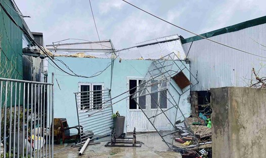 Một nhà dân ở phường Cửa Lò (Nghệ An) bị hư hỏng nặng nề do bão số 10. Ảnh: Ngọc Anh