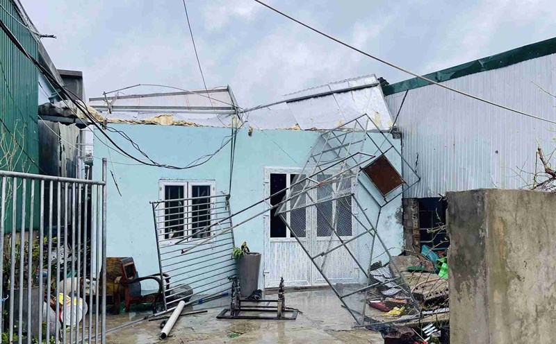 A house in Cua Lo ward (Nghe An) was severely damaged by storm No. 10. Photo: Ngoc Anh