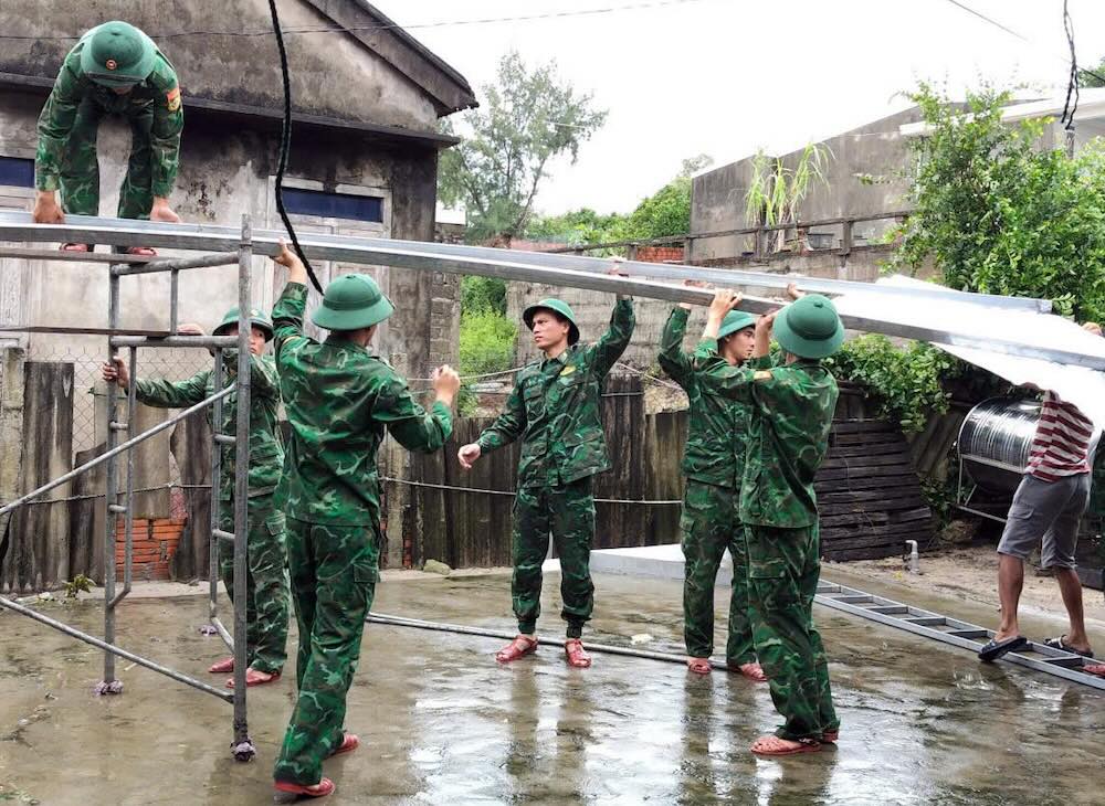 Des centaines de cadres et de soldats mobilises pour aider les habitants a surmonter les consequences de la tempete n° 10. Photo : Q. An