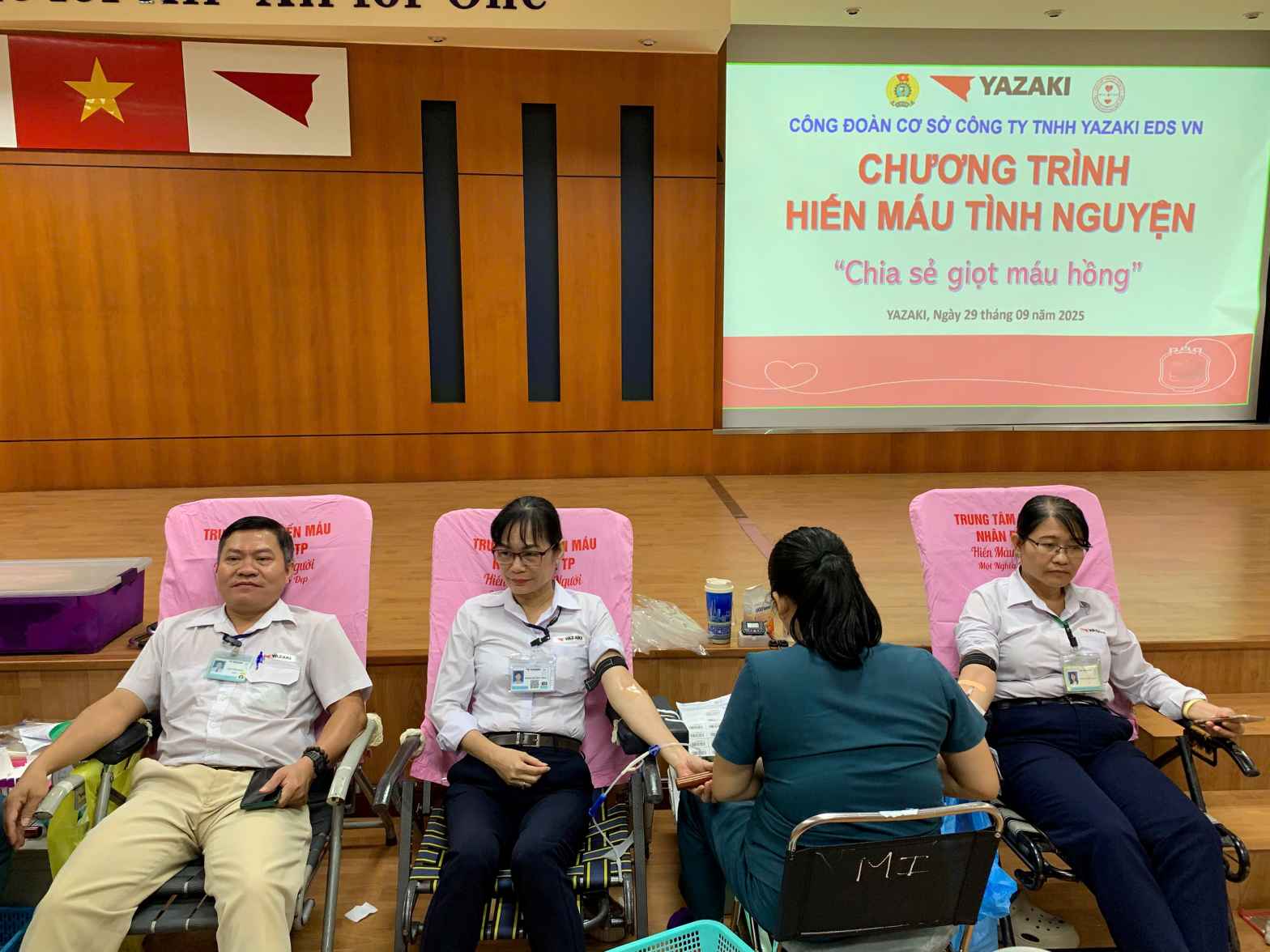 Can bo CDCS tham gia hien mau cuu nguoi. Anh: CDCS cung cap