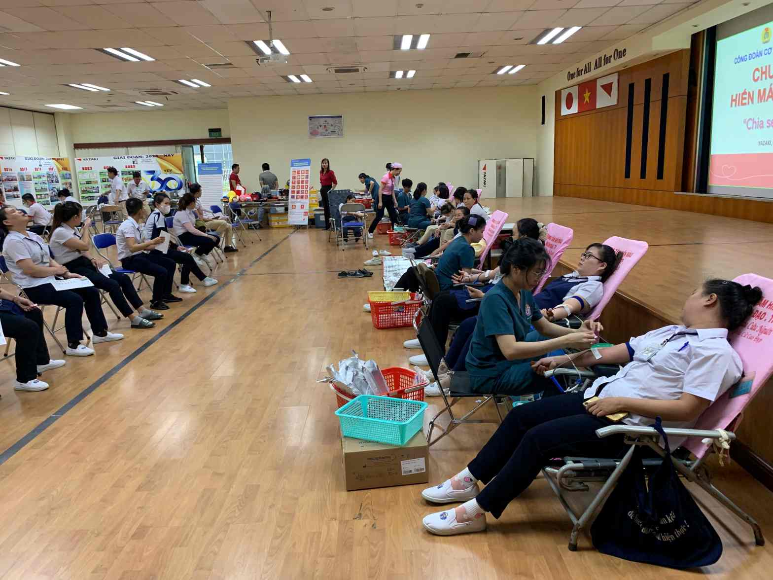 Union officials, union members and workers participated in donating blood to save lives. Photo: Provided by the Trade Union