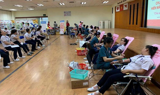 Cán bộ công đoàn cùng đoàn viên, lao động tham gia hiến máu cứu người. Ảnh: CĐCS cung cấp