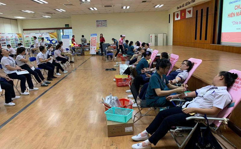 Union officials, union members and workers participated in donating blood to save lives. Photo: Provided by the Trade Union