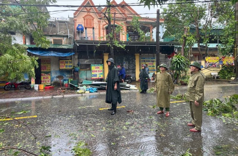 Le colonel Tran Ngoc Tuan directeur adjoint de la police provinciale de Nghe An dirige directement les forces de police provinciales pour remedier aux consequences de la tempete n° 10. Photo : Ngoc Anh