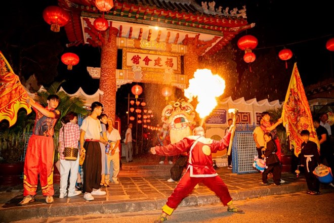 ទីក្រុងបុរាណ Hoi An ទីក្រុង Da Nang បង្កើតពិធីបុណ្យពាក់កណ្តាលសរទរដូវប្រពៃណីឡើងវិញ ដោយបានអញ្ជើញភ្ញៀវទេសចរណ៍សម្រាប់រដូវកាលពិធីបុណ្យឆ្នាំ 2025។ រូបថត៖ Son Ca