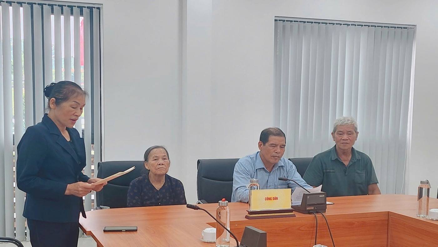 Cac cong dan tai buoi lam viec. Anh: Mai Duong