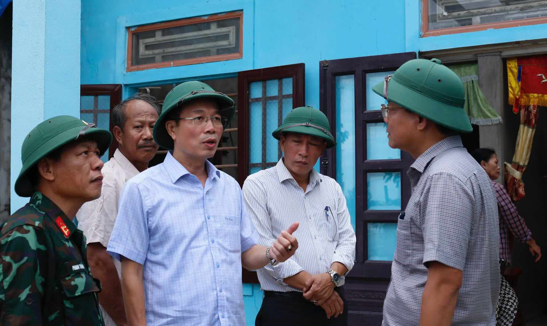 Le vice-president du Comite populaire de la ville de Hue ordonne de remedier rapidement aux consequences de la tempete n° 10. Photo : Nguyen Luan