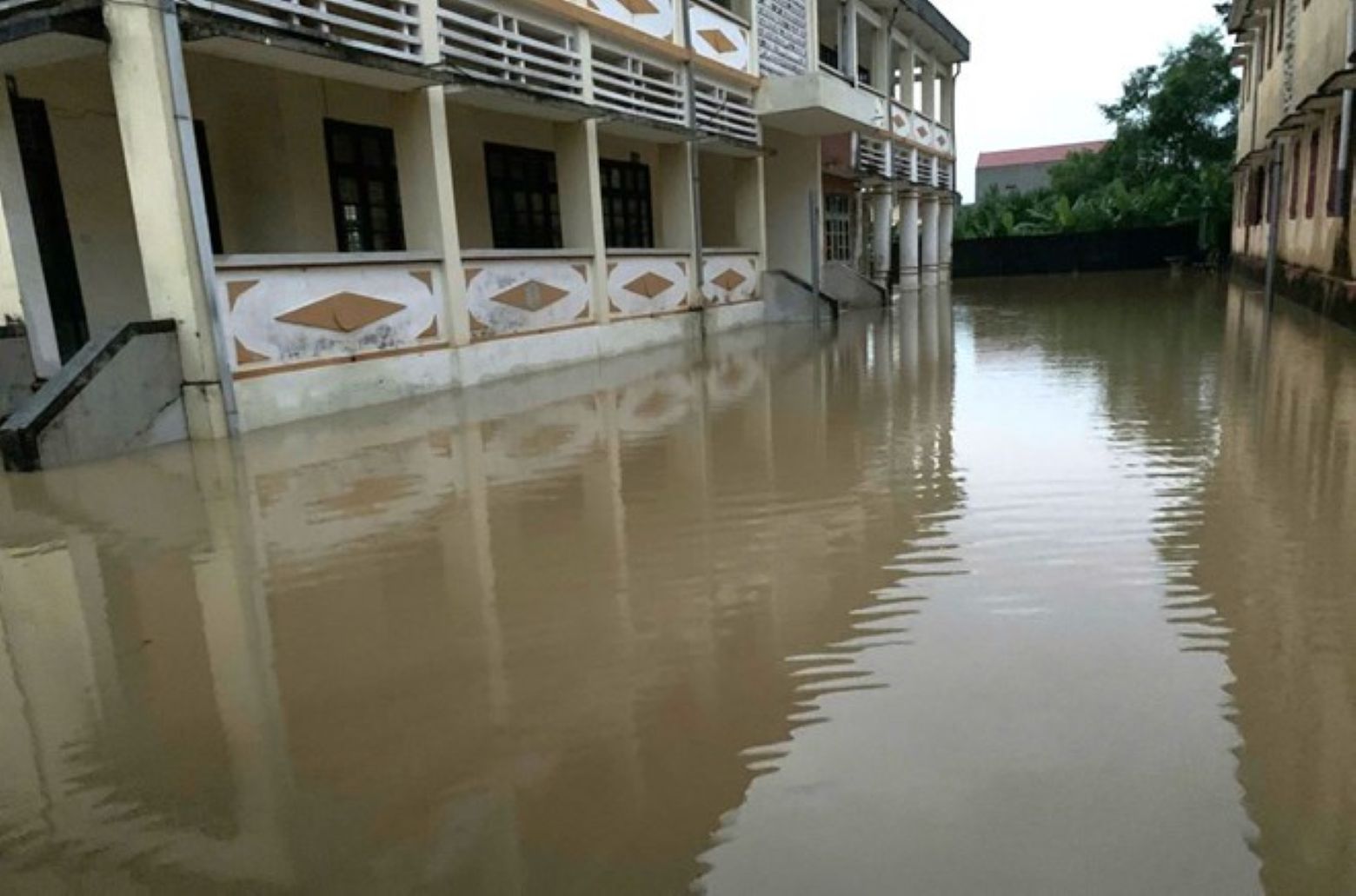 Le fait de donner des conges scolaires aux eleves vise a assurer la securite pendant la saison des pluies et des inondations. Photo : Quach Du