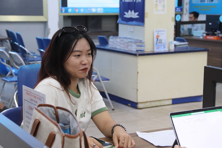 Chi Quynh Anh (25 tuoi, Phuong Cau Giay) co mat tai Trung tam Dich vu viec lam Ha Noi. Anh: My Linh