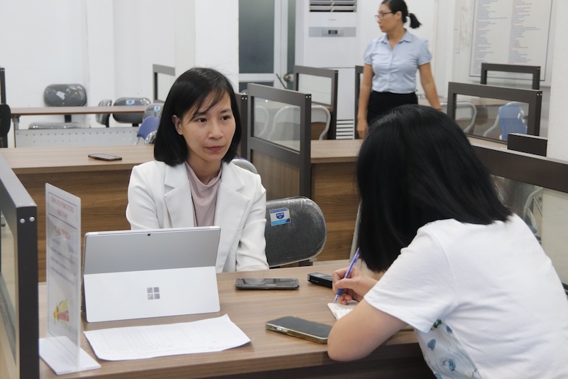 Workers in Hanoi struggle to find a job at the end of the year. Photo: Nguyen Linh