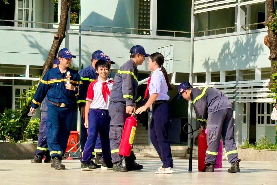 Cac em hoc sinh THCS Nguyen An Ninh thuc hanh cac ky nang phong chay chua chay. Anh: Thanh An