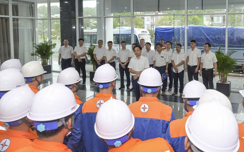Ong Ha Van Anh – Chu tich Cong doan PC Lao Cai da trao qua dong vien nhan vien vao Nghe An chi vien. Anh: Nguyen Hien  