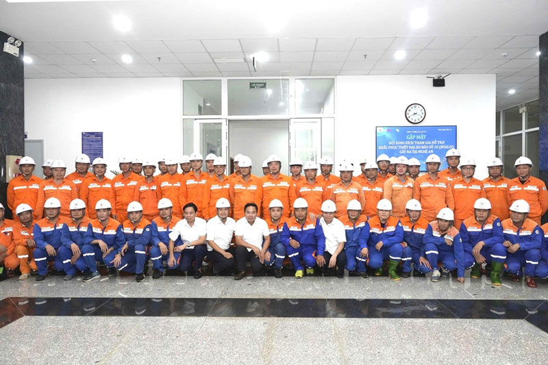 Hang chuc can bo, nhan vien PC Lao Cai len duong ho tro Nghe An. Anh: Nguyen Hien
