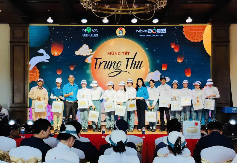 Chairwoman of the Tien Thanh Ward Trade Union, Lam Dong Province - Ms. Dao Thi Ha Ny (in blue shirt) attended the Mid-Autumn Festival program and presented gifts to union members and workers. Photo: Lam Duc