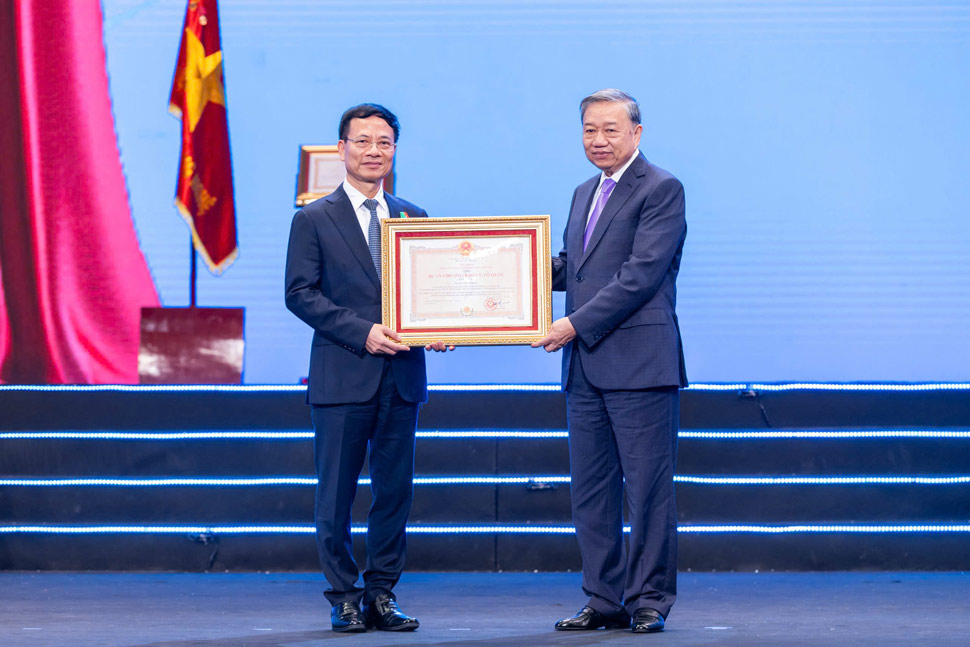 Tong Bi thu To Lam trao Huan chuong Bao ve To quoc hang Nhat cho Bo truong Nguyen Manh Hung. Anh: Hai Nguyen