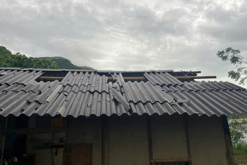 Hundreds of houses had their roofs blown off due to storms and floods. Photo: Provided by the people