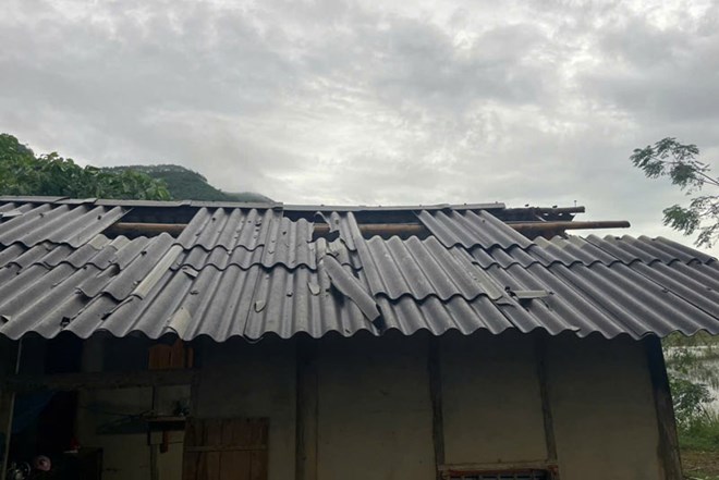 Hơn 300 nhà dân ở Lào Cai tốc mái, 1 người mất tích do bão số 10