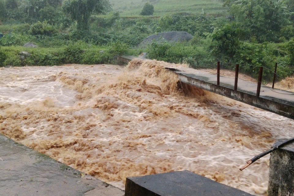 Nhieu tuyen duong cua xa Van Ban, Lao Cai ngap trong nuoc. Anh: Cong an xa Van Ban