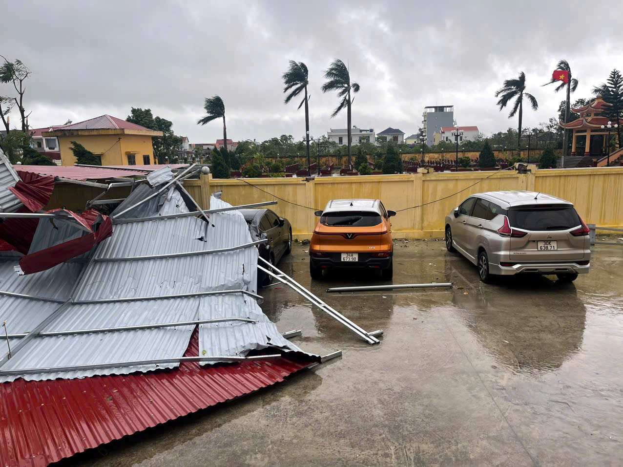 Khuc Thua du Commune, Hai Phong a enregistre des degats en raison du typhon n ° 10. Photo: Thanh Nga