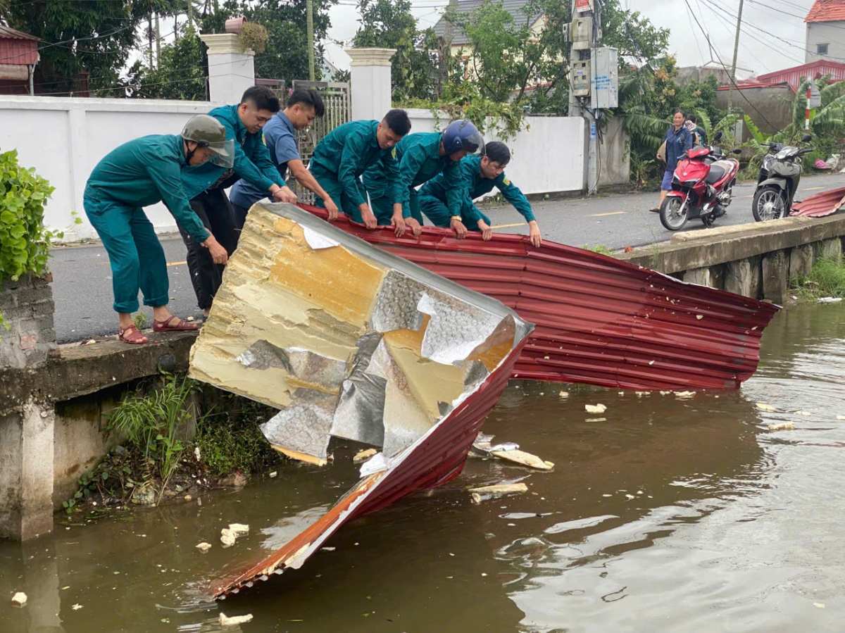 Luc luong chuc nang ho tro nguoi dan khac phuc hau qua do bao. Ảnh: Cong TTDT Vinh Hai