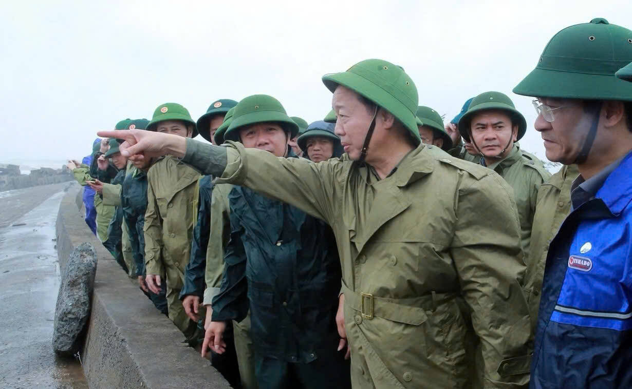 Deputy Prime Minister Tran Hong Ha directly inspected the work to overcome the Hai Hau sea dike landslide incident. Photo: Dieu Anh