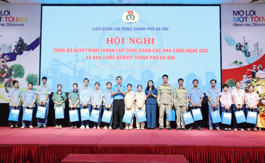 The Hanoi City Labor Federation presented support to disadvantaged workers working in Hanoi City Industrial Parks and Industrial Parks. Photo: Manh Quan