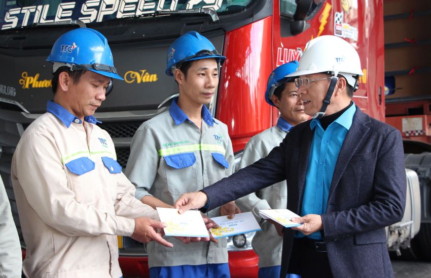 Mr. Phan Thanh Liem - Chairman of the Khanh Hoa Provincial Federation of Labor - presented gifts to support union members and workers in difficult circumstances. Photo: Phuong Linh
